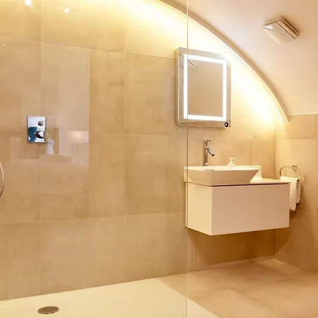 Redcliffe Parade No11 I Centre * Bristol