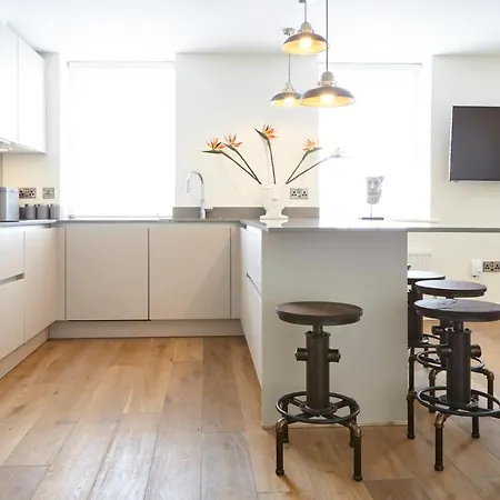 Redcliffe Parade No11 I Centre *