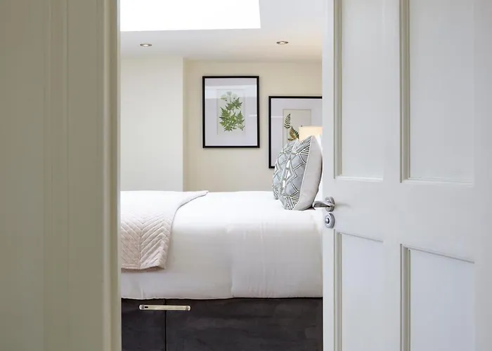 Redcliffe Parade No11 I Centre *