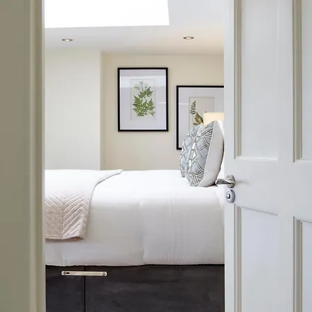 Redcliffe Parade No11 I Centre *