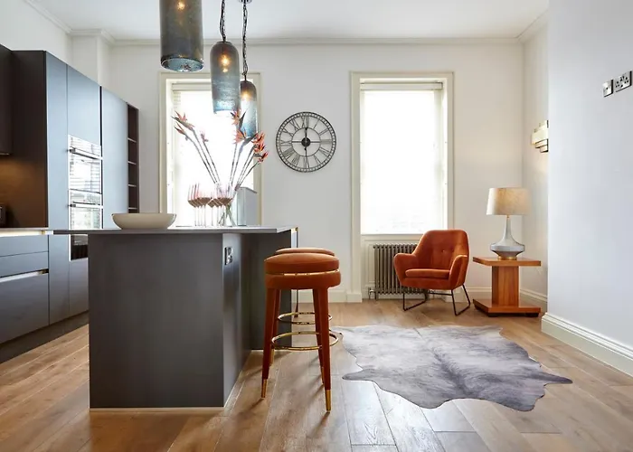 Redcliffe Parade No11 I Centre