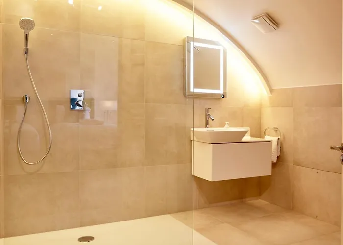 Redcliffe Parade No11 I Centre * Bristol