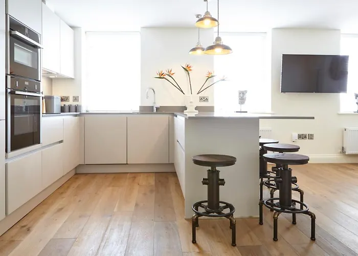 Redcliffe Parade No11 I Centre *